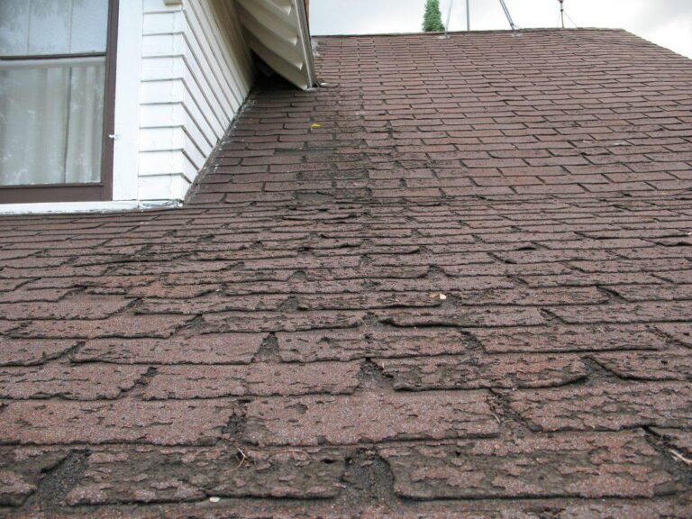 How Can Homeowners Identify Signs That a Roof Needs Replacement?